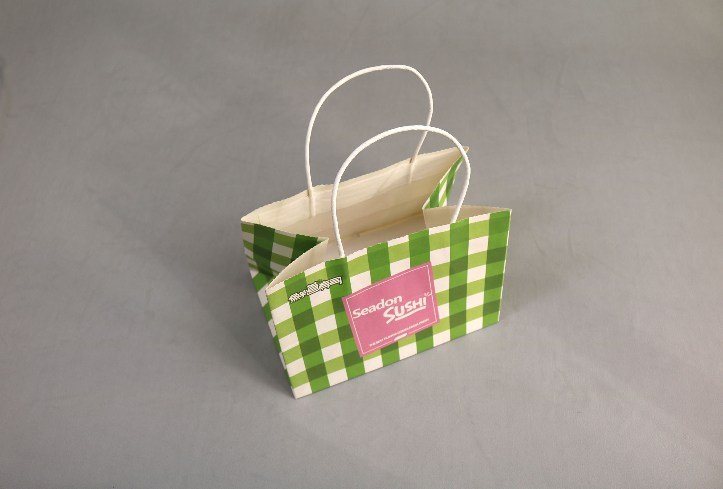 白色圆形纸把手